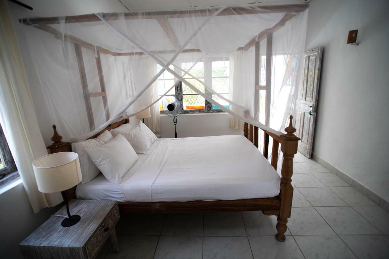 Baobab Beach House Bed And Breakfast Ukunda Exterior foto